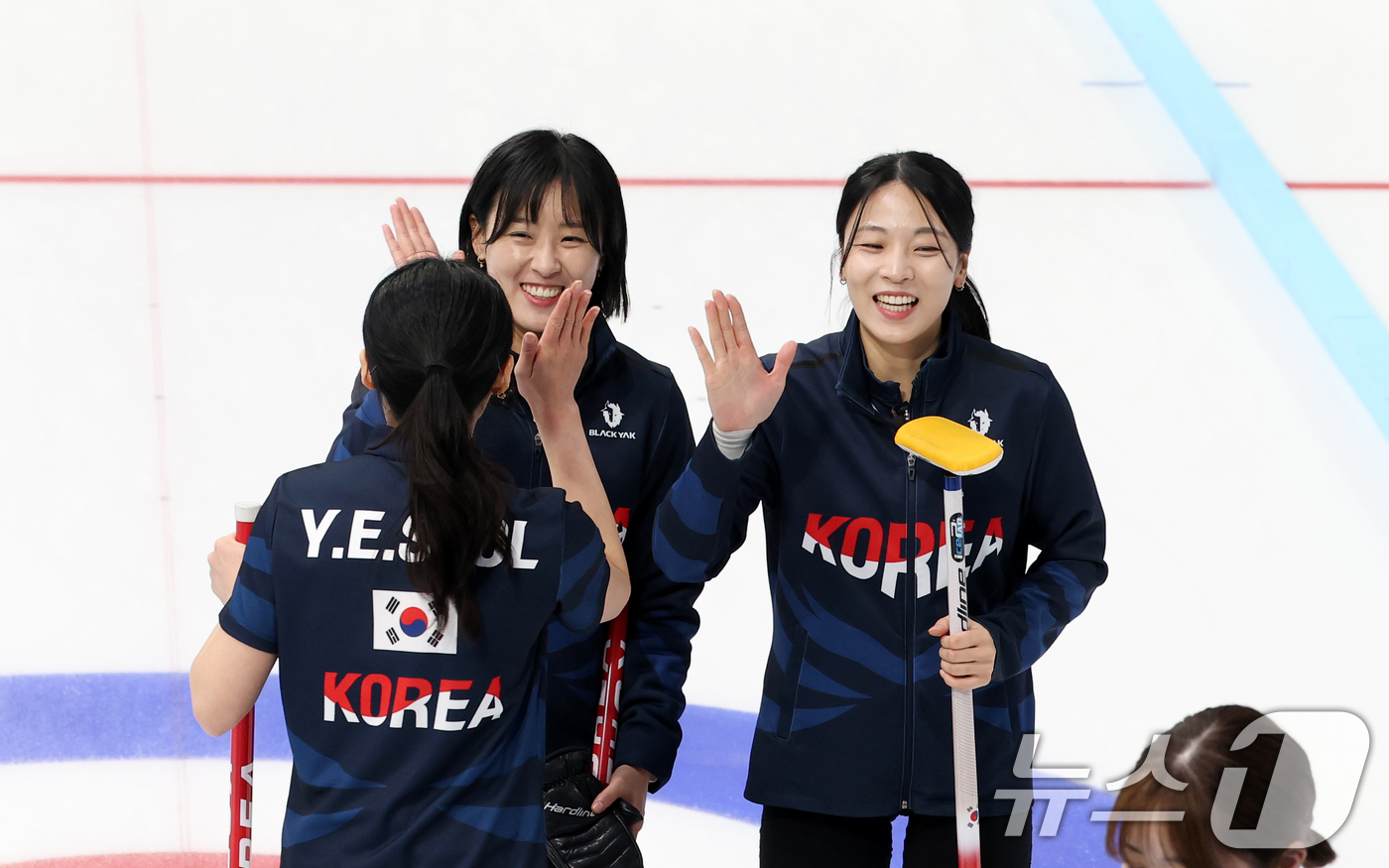 (하얼빈(중국)=뉴스1) 이승배 기자 = 9일(현지시간) 중국 헤이룽장성 하얼빈시 핑팡컬링아레나에서 열린 하얼빈 동계아시안게임 컬링 라운드로빈 한국과 일본의 경기에서 6대4로 승리 …