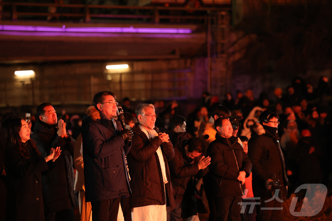 (서울=뉴스1) 권현진 기자 = 오승록 구청장(왼쪽 세번째)과 주민들이 정월대보름을 사흘 앞둔 9일 서울 노원구 당현천에서 열린 을사년 정월대보름 한마당 행사에서 참석해 달집을 보 …