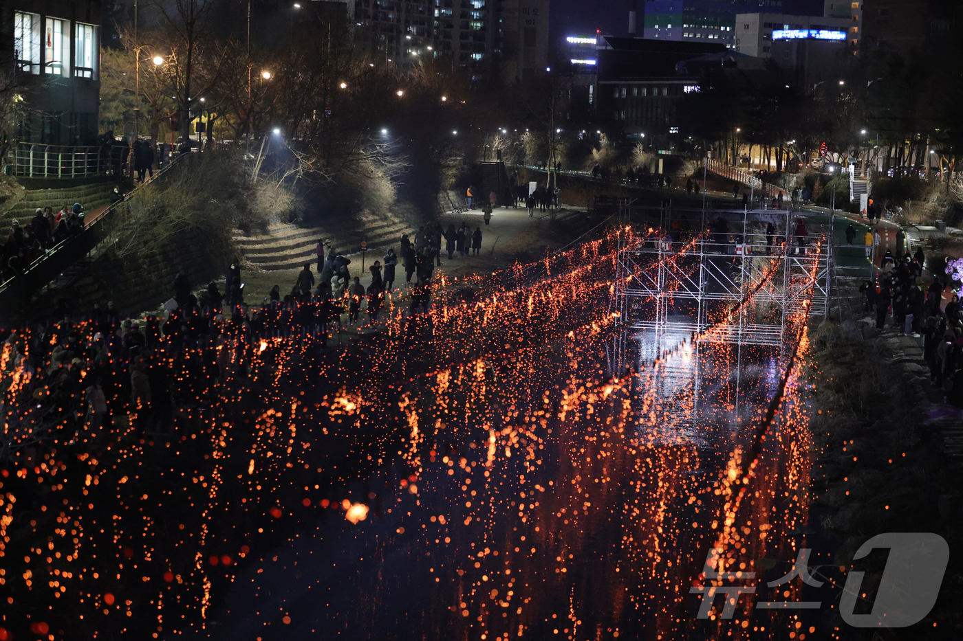 (서울=뉴스1) 권현진 기자 = 정월대보름을 사흘 앞둔 9일 서울 노원구 당현천에서 열린 을사년 정월대보름 달집태우기 한마당 행사에서 주민들의 낙화놀이(줄불놀이)를 즐기고 있다. …
