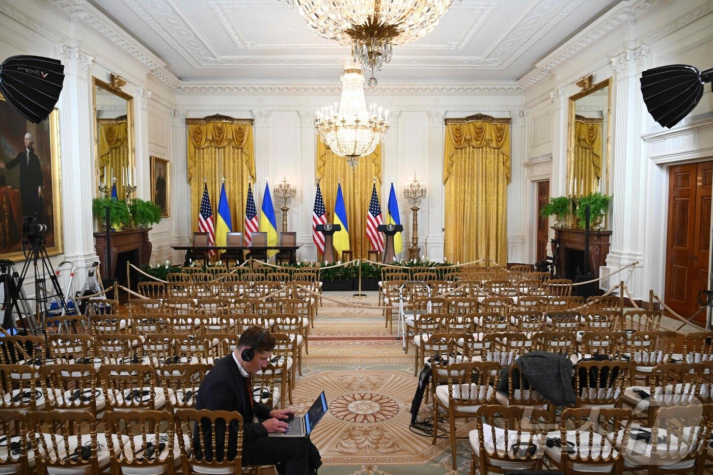 본문 이미지 - 텅빈 회담장에서 한 기자가 기사를 송고하고 있다. ⓒ AFP=뉴스1 ⓒ News1 박형기 기자