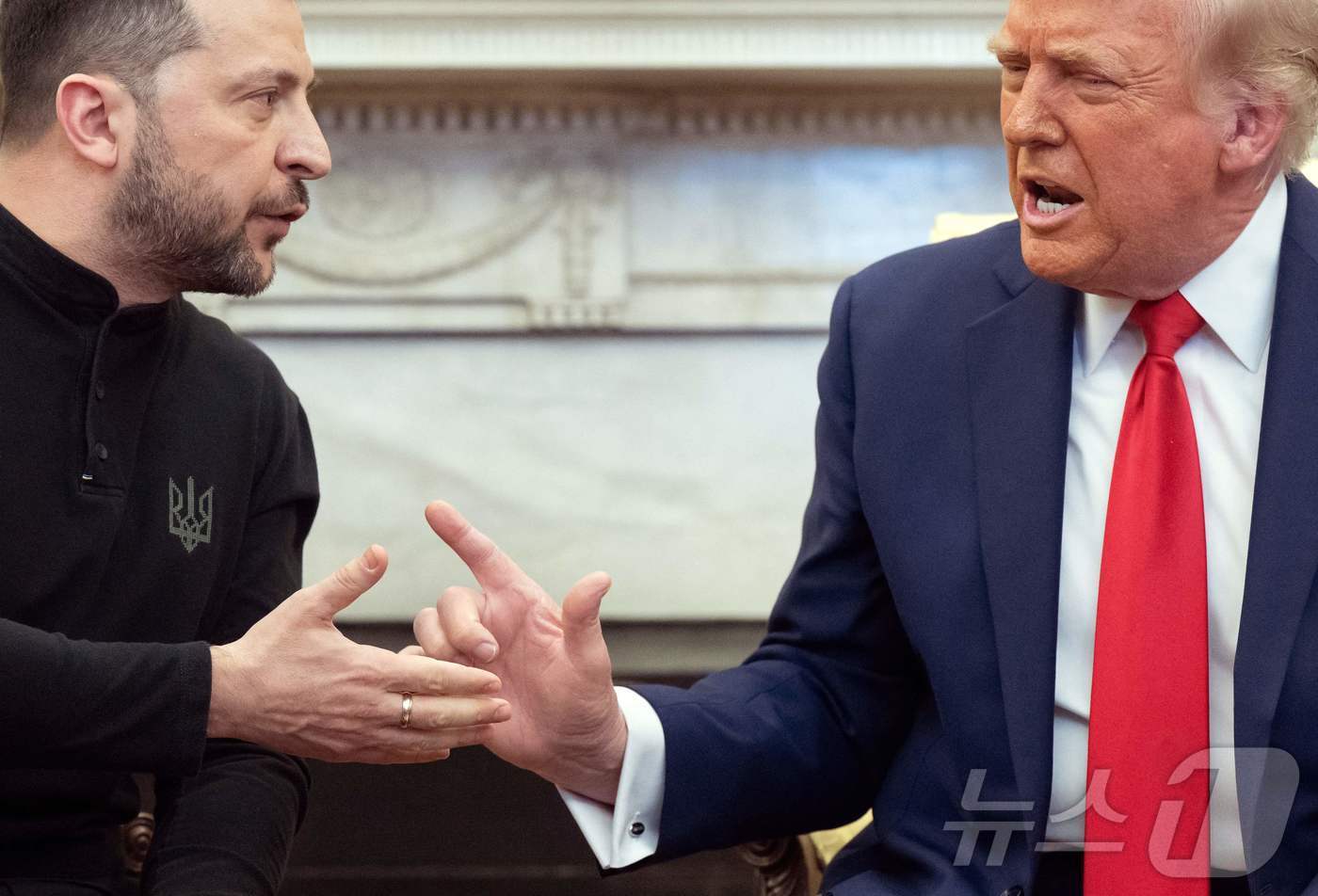 본문 이미지 - 젤레스키가 트럼프에게 강력하게 항의하자 트럼프도 성난 표정을 짓고 있다. ⓒ AFP=뉴스1 ⓒ News1 박형기 기자