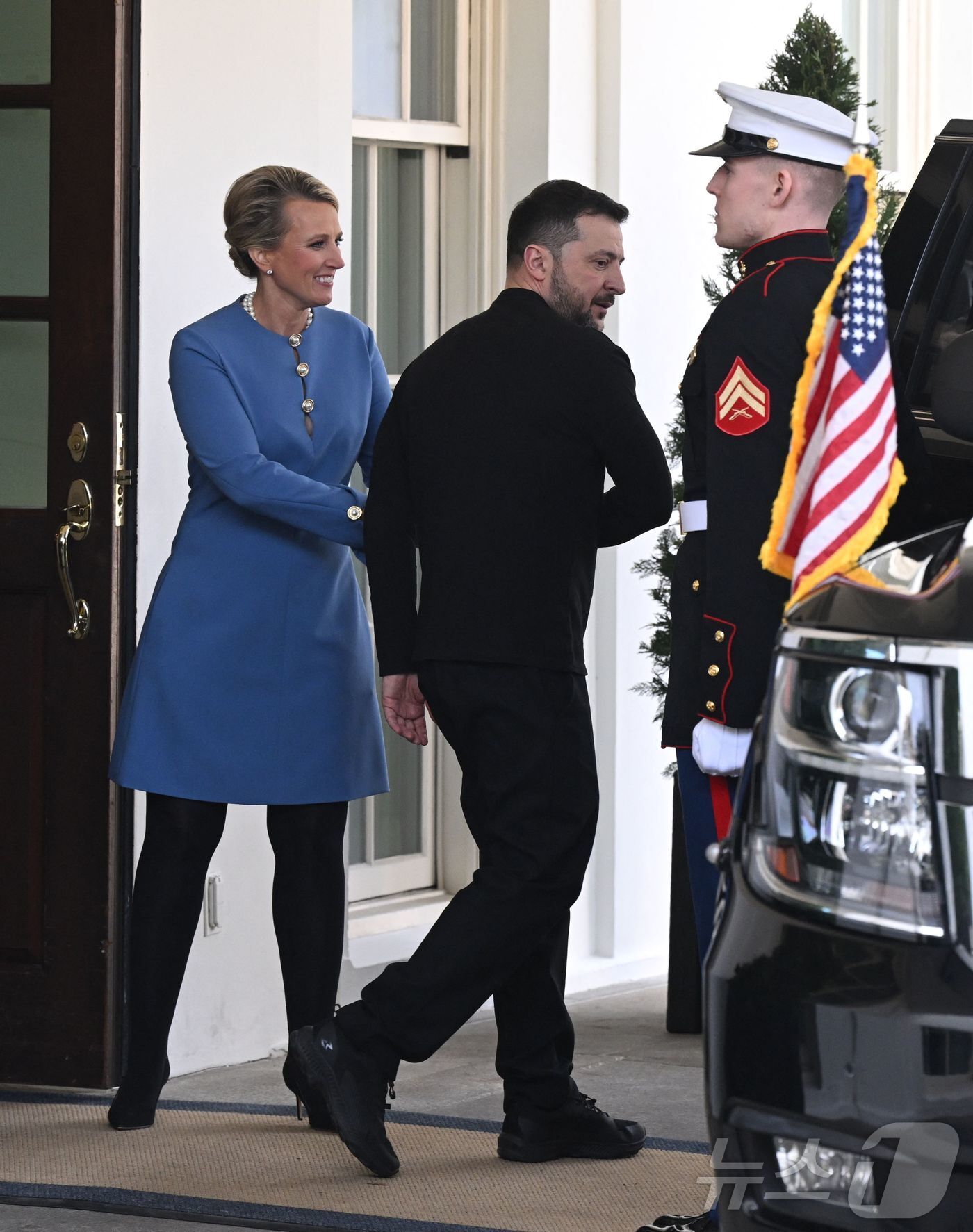 본문 이미지 - 볼로디미르 젤렌스키 우크라이나 대통령이 28일(현지시간) 워싱턴 백악관에서 열린 도널드 트럼프 미국 대통령과 정상 회담이 파국으로 끝난 뒤 떠나고 있다. 2025.03.01 ⓒ AFP=뉴스1 ⓒ News1 우동명 기자