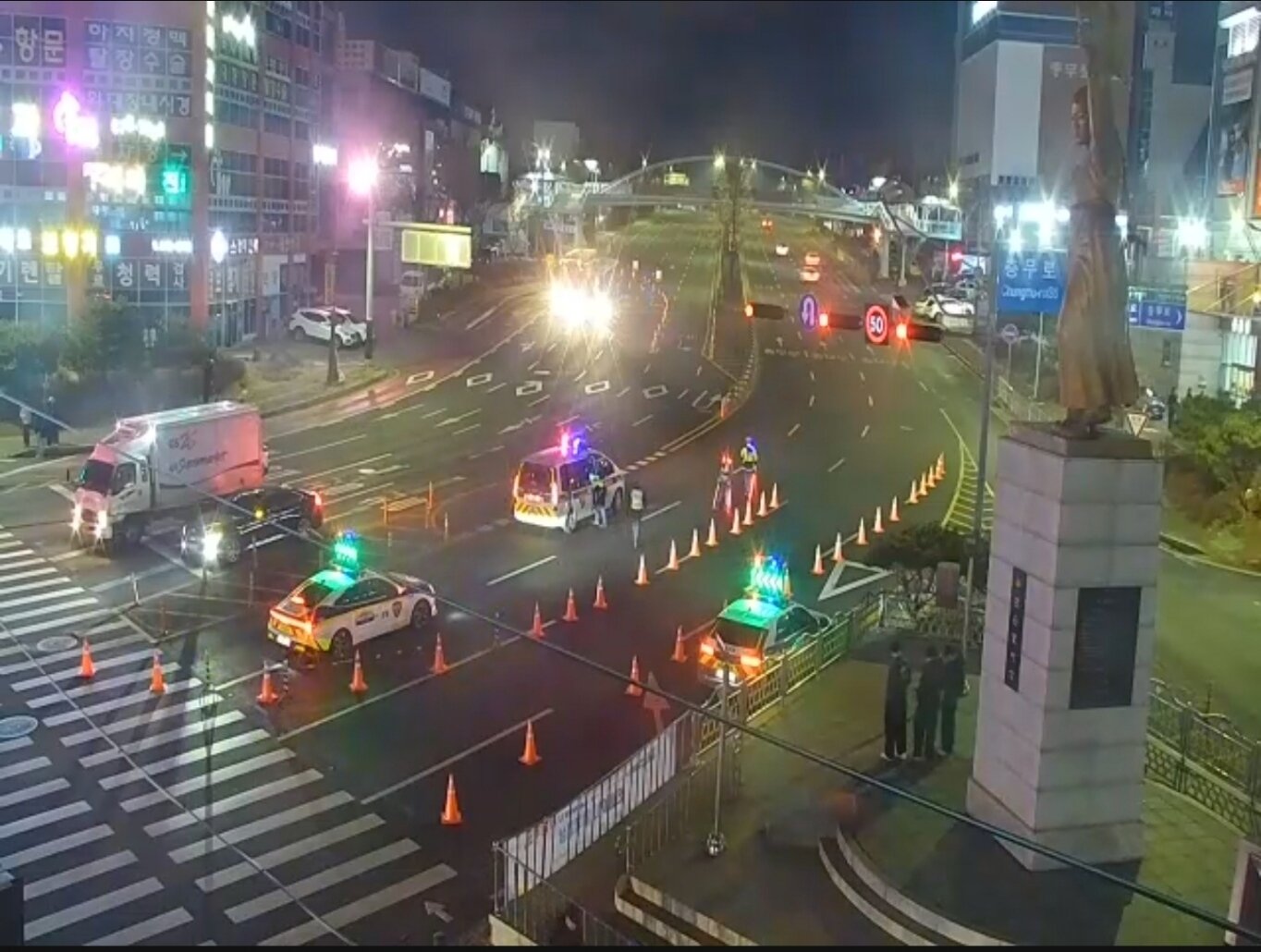 본문 이미지 - 3·1절 폭주 행위가 예상된 천안 일봉동 사거리에 경찰이 차로를 통제하고 위법 행위를 단속하고 있다./(천안시 교통정보센터 CCTV 캡처.재판매 및 DB금지)/뉴스1