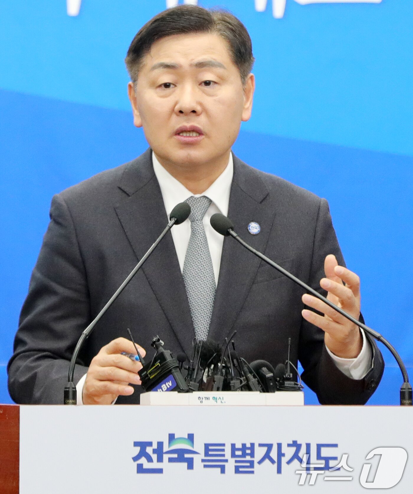 본문 이미지 - 김관영 전북특별자치도지사가 1일 전북자치도 전주시 전북특별자치도청에서 &#39;2036 전주 하계올림픽 유치 국내후보도시 선정&#39; 관련 브리핑을 열고 질의에 답변을 하고 있다. 2025.3.1/뉴스1 ⓒ News1 유경석 기자