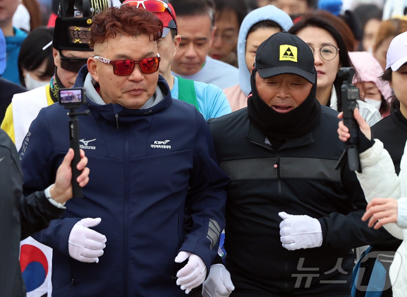 본문 이미지 - '한국 마라톤의 전설' 황영조와 이봉주가 1일 오전 서울 광진구 뚝섬한강공원 수변무대에서 열린 '2025 머니투데이방송(MTN) 3·1절 기념 마라톤대회'에서 힘차게 달리고 있다. (사진은 기사 내용과 무관함) 2025.3.1 ⓒ 뉴스1 자료 사진