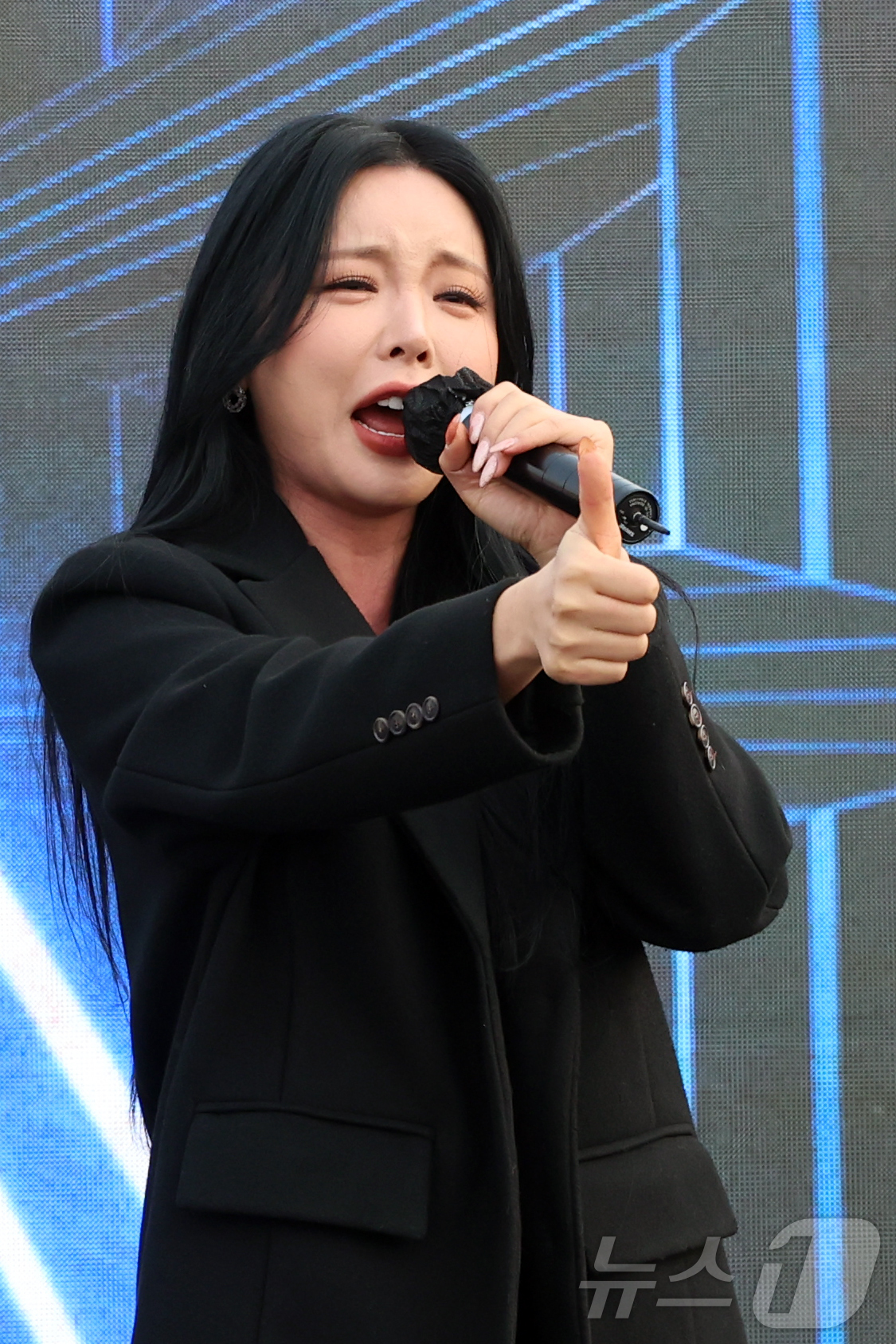 (서울=뉴스1) 황기선 기자 = 가수 홍진영이 1일 오전 서울 광진구 뚝섬한강공원 수변무대에서 열린 '2025 머니투데이방송(MTN) 3·1절 기념 마라톤대회'에서 특별공연을 하고 …