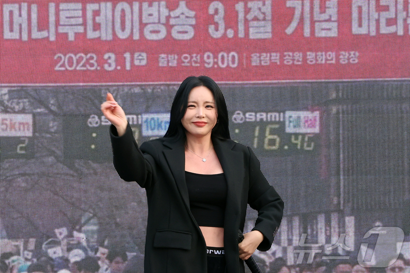 (서울=뉴스1) 황기선 기자 = 가수 홍진영이 1일 오전 서울 광진구 뚝섬한강공원 수변무대에서 열린 '2025 머니투데이방송(MTN) 3·1절 기념 마라톤대회'에서 특별공연을 하고 …