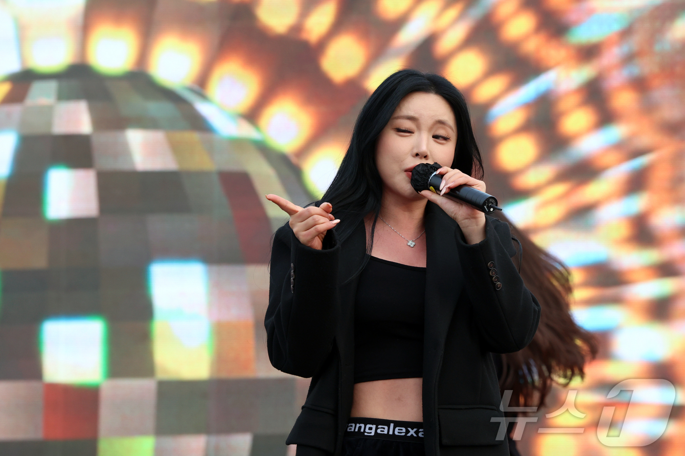 (서울=뉴스1) 황기선 기자 = 가수 홍진영이 1일 오전 서울 광진구 뚝섬한강공원 수변무대에서 열린 '2025 머니투데이방송(MTN) 3·1절 기념 마라톤대회'에서 특별공연을 하고 …