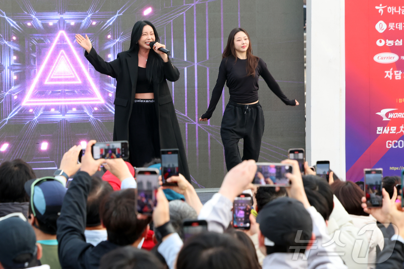 (서울=뉴스1) 황기선 기자 = 가수 홍진영이 1일 오전 서울 광진구 뚝섬한강공원 수변무대에서 열린 '2025 머니투데이방송(MTN) 3·1절 기념 마라톤대회'에서 특별공연을 하고 …