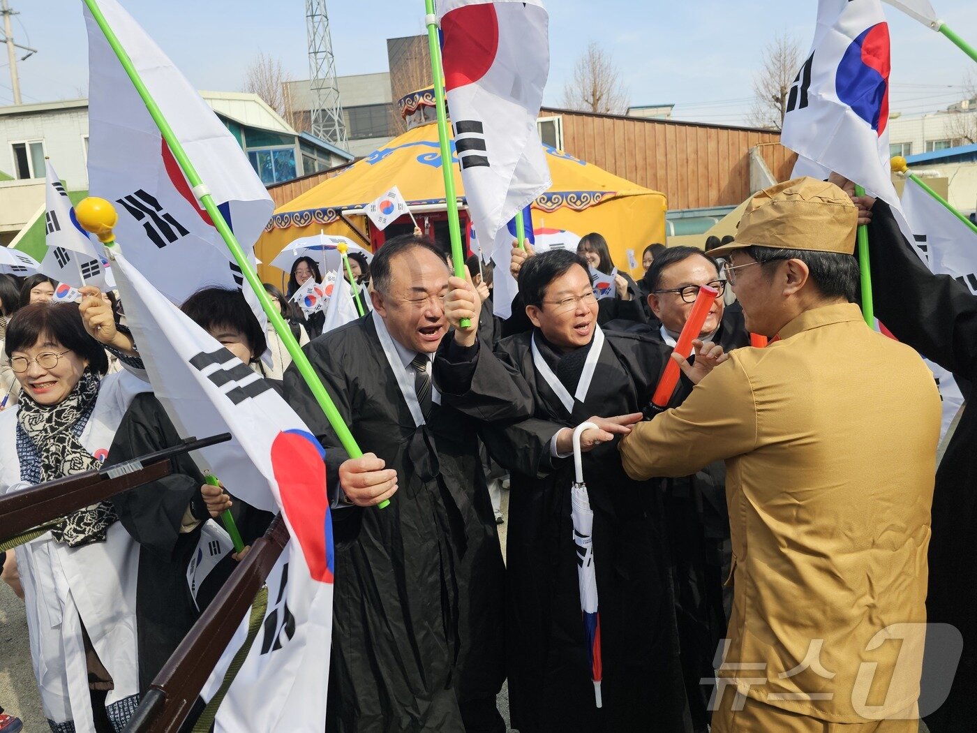 본문 이미지 - 1일 광주 광산구 월곡동에서 열린 106주년 삼일절 및 연해주 고려인만세운동 행사에 참여한 박병규 광산구청장 등 독립운동가로 분장한 참가자들이 순사복장을 한 이들과 충돌을 연출하고 있다.2025.3.1./뉴스1 ⓒ News1 서충섭 기자