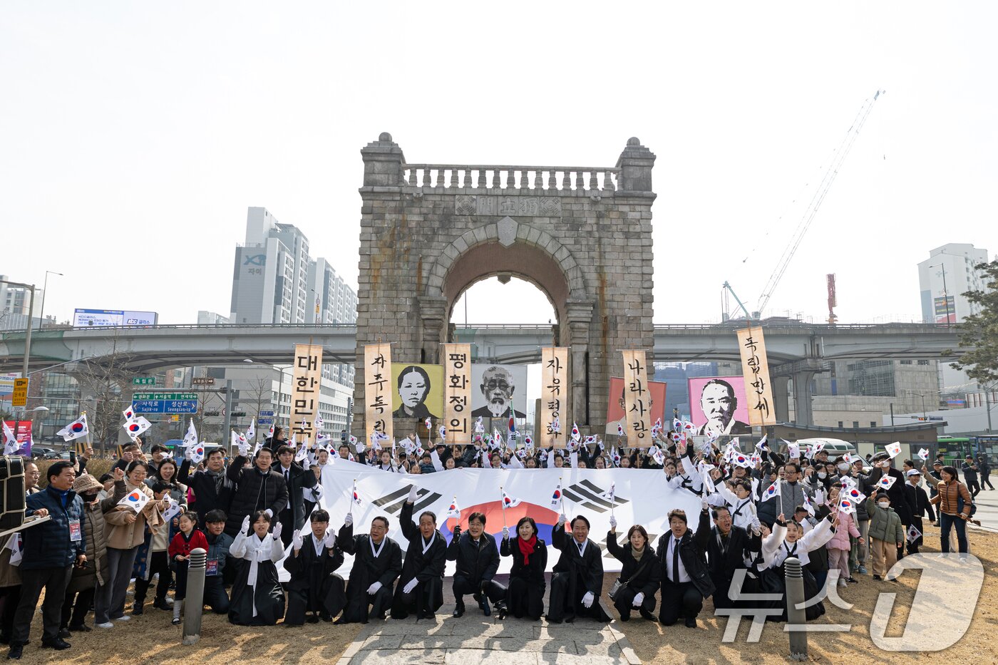 본문 이미지 - 3.1절이었던 지난 3월 1일 서울 서대문형무소에서 열린 '1919 그날의 함성'에서 참가자들이 태극기를 흔들고 있다./뉴스1 ⓒ News1 이승배 기자