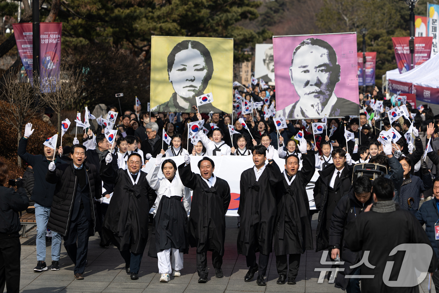 (서울=뉴스1) 이승배 기자 = 3.1절인 1일 서울 서대문형무소에서 열린 '1919 그날의 함성'에서 참가자들이 태극기를 흔들고 있다. 2025.3.1/뉴스1