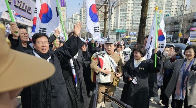 일본 순사들과 대치한 만세 행렬