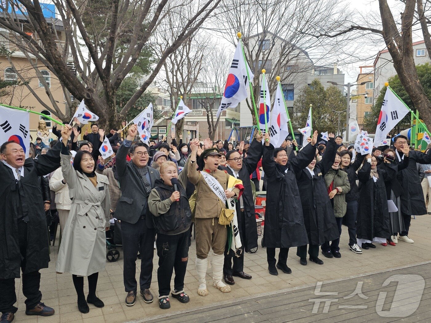 본문 이미지 - 1일 광주 광산구 월곡동에서 열린 106주년 삼일절 및 연해주 고려인만세운동 행사에서 고려인과 마을주민 600여명이 만세 삼창을 하고 있다.2025.3.1./뉴스1 ⓒ News1 서충섭 기자