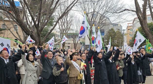 대한독립만세 부르는 고려인들