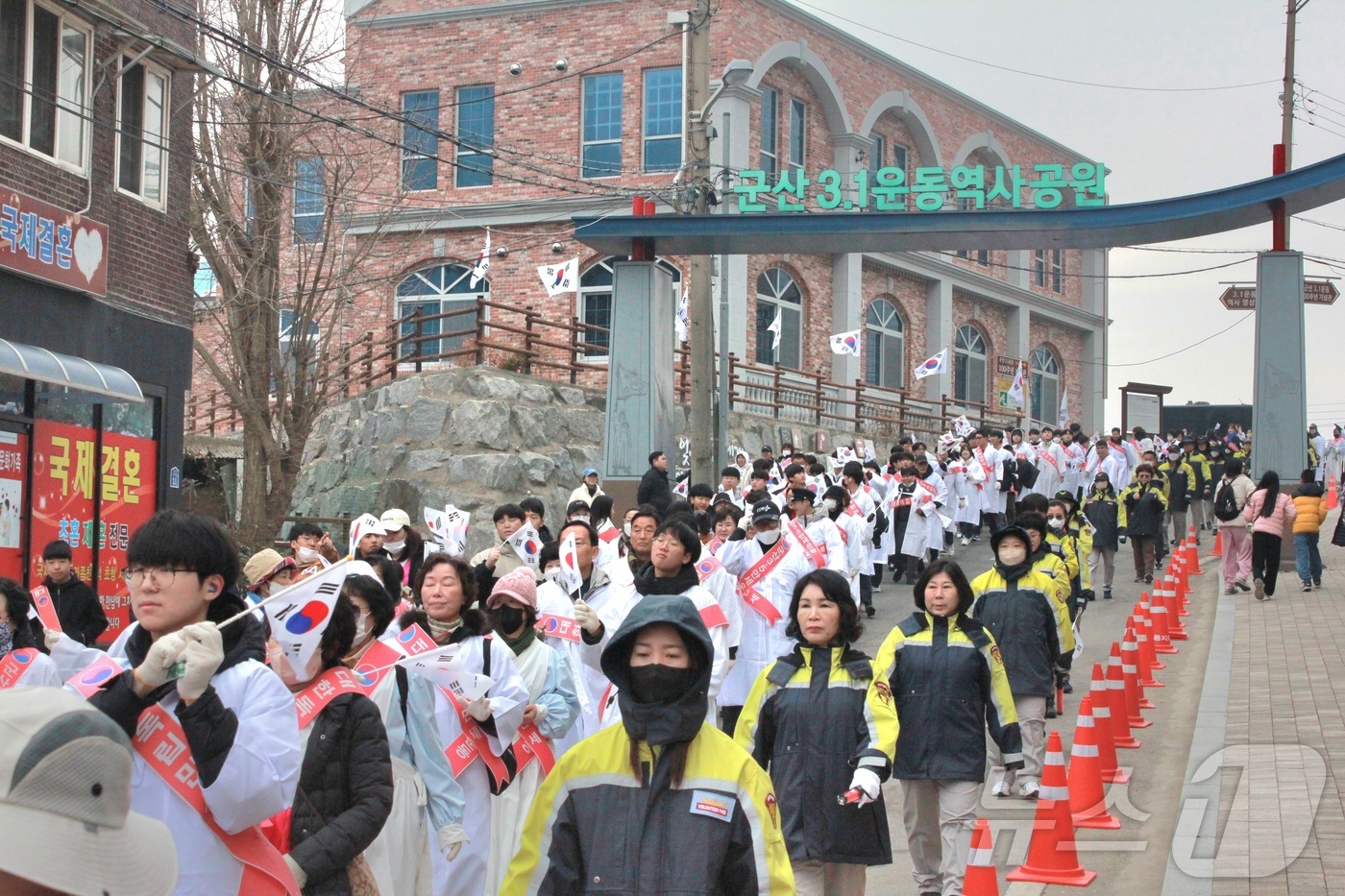 (군산=뉴스1) 신준수 기자 = 제106주년 3.1절 기념행사가 열린 1일 전북 군산시 3·1운동 100주년 기념관 일원에서 만세운동 재현 거리행진이 펼쳐지고 있다. 2025.3. …