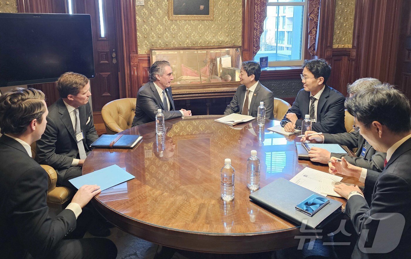 본문 이미지 - 안덕근 산업통상자원부 장관이 28일(현지시간) 미국 워싱턴DC 백악관에서 더그 버금 미국 국가에너지위원회 위원장 겸 내무부 장관과 면담하고 있다. (산업통상자원부 제공. 재판매 및 DB 금지) 2025.3.1/뉴스1