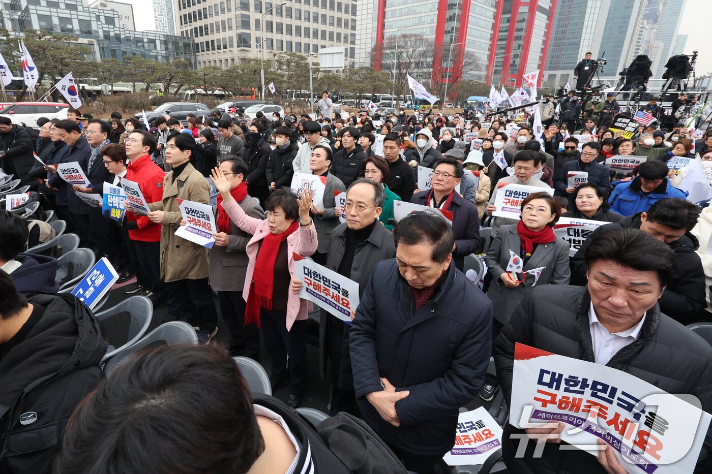 본문 이미지 - 국민의힘 의원들이 1일 오후 서울 영등포구 여의도 여의대로에서 열린 '세이브코리아 3·1절 국가비상기도회'에서 참석자들과 함께 윤석열 대통령 탄핵 기각을 촉구하고 있다. 2025.3.1/뉴스1 ⓒ News1 황기선 기자