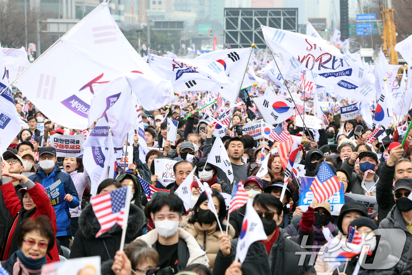 (서울=뉴스1) 황기선 기자 = 1일 오후 서울 영등포구 여의도 여의대로에서 열린 '세이브코리아 3·1절 국가비상기도회'에서 참석자들이 윤석열 대통령 탄핵 기각을 촉구하고 있다. …