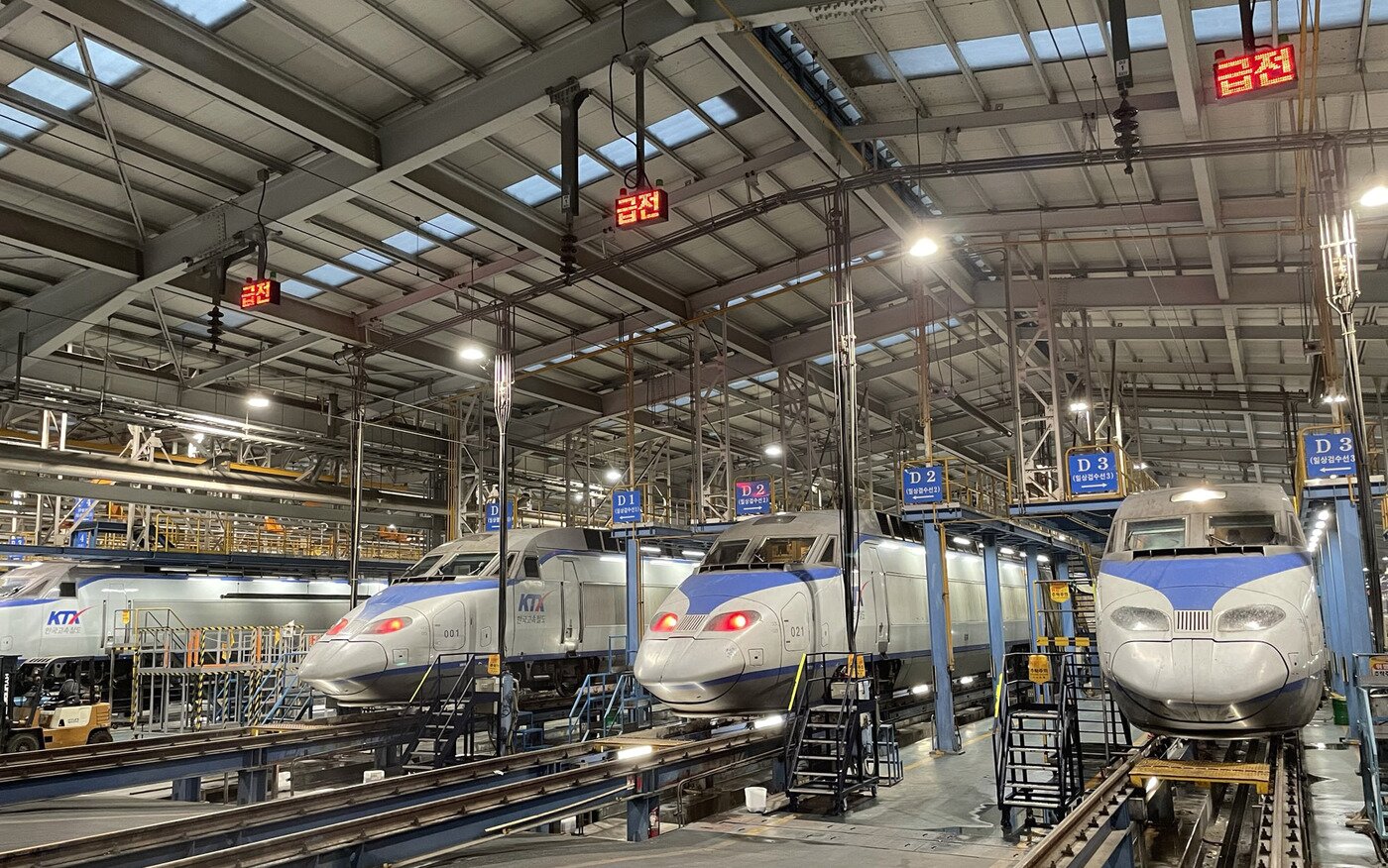 본문 이미지 - KTX 정비 모습.&#40;한국철도공사 제공&#41;