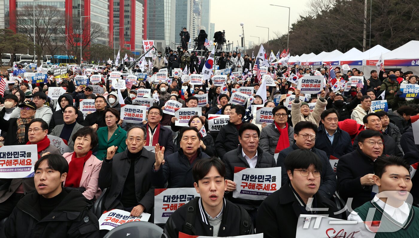 본문 이미지 - 국민의힘 의원들이 1일 오후 서울 영등포구 여의도 여의대로에서 열린 '세이브코리아 3·1절 국가비상기도회'에서 참석자들과 함께 윤석열 대통령 탄핵 기각을 촉구하고 있다. 2025.3.1/뉴스1 ⓒ News1 황기선 기자