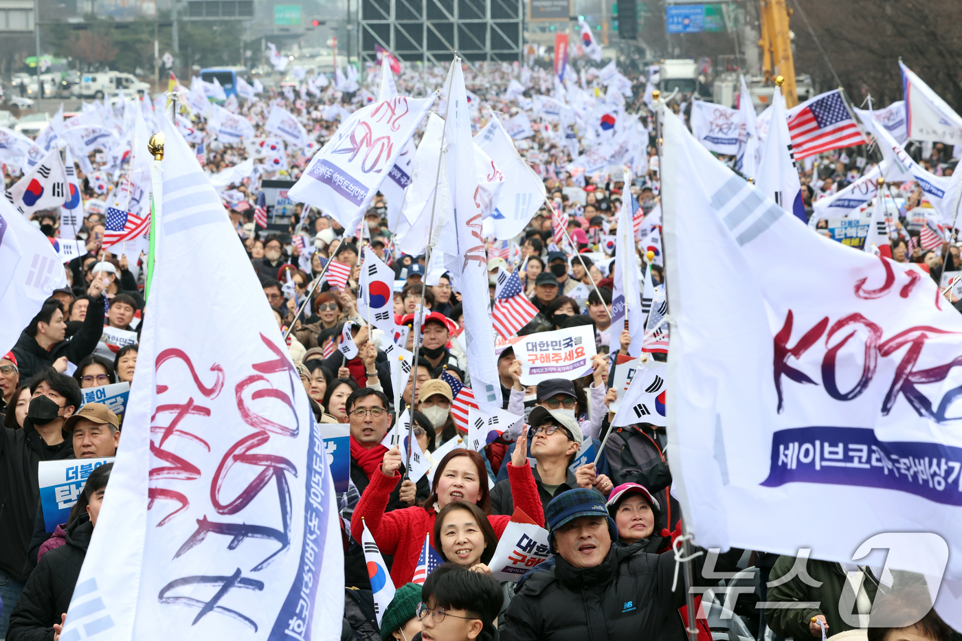 (서울=뉴스1) 황기선 기자 = 1일 오후 서울 영등포구 여의도 여의대로에서 열린 '세이브코리아 3·1절 국가비상기도회'에서 참석자들이 윤석열 대통령 탄핵 기각을 촉구하고 있다. …
