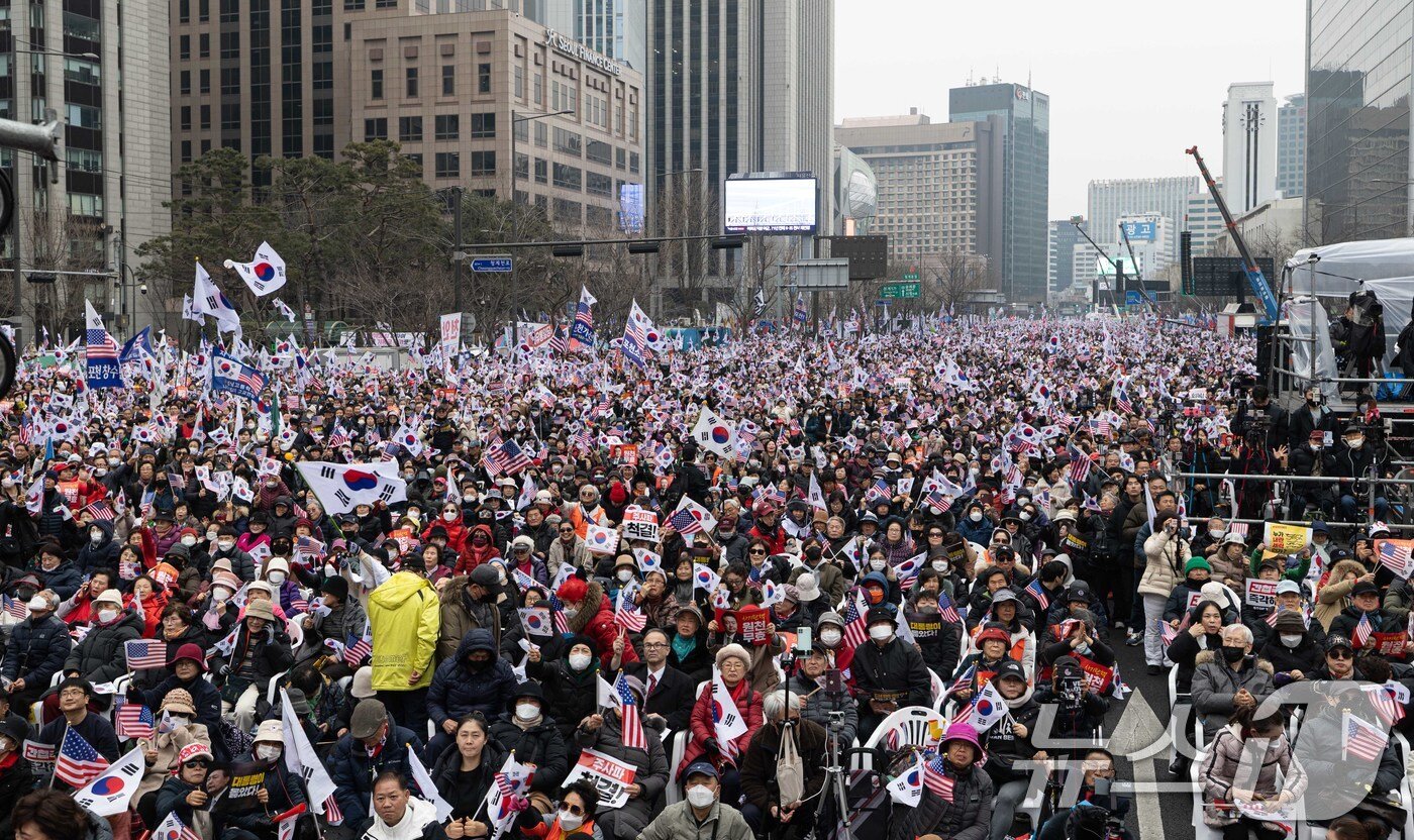 본문 이미지 - 1일 오후 광화문 광장 일대에서 열린 천만 광화문 국민대회에서 참가자들이 윤석열 대통령 탄핵 기각을 촉구하고 있다. 2025.3.1/뉴스1 ⓒ News1 이승배 기자