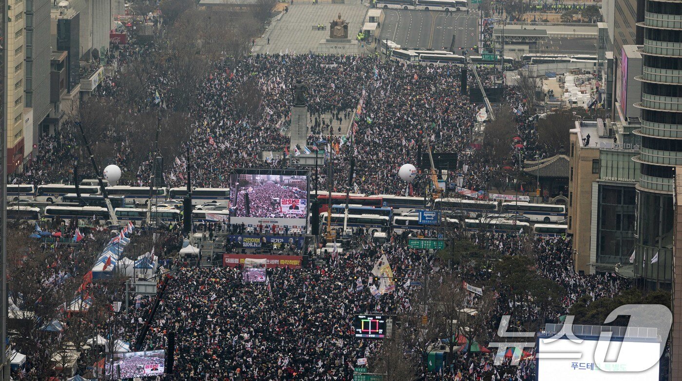 본문 이미지 - 1일 오후 광화문 광장 일대에서 열린 천만 광화문 국민대회에서 참가자들이 윤석열 대통령 탄핵 기각을 촉구하고 있다. 2025.3.1/뉴스1