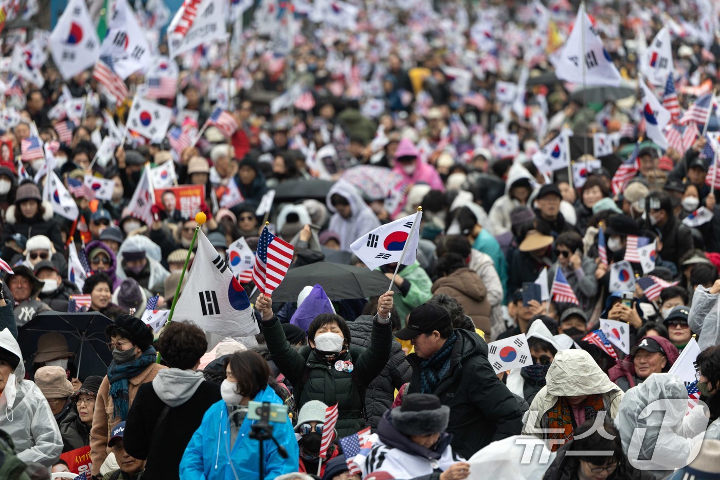 (서울=뉴스1) 이승배 기자 = 1일 오후 광화문 광장 일대에서 열린 천만 광화문 국민대회에서 참가자들이 윤석열 대통령 탄핵 기각을 촉구하고 있다. 2025.3.1/뉴스1