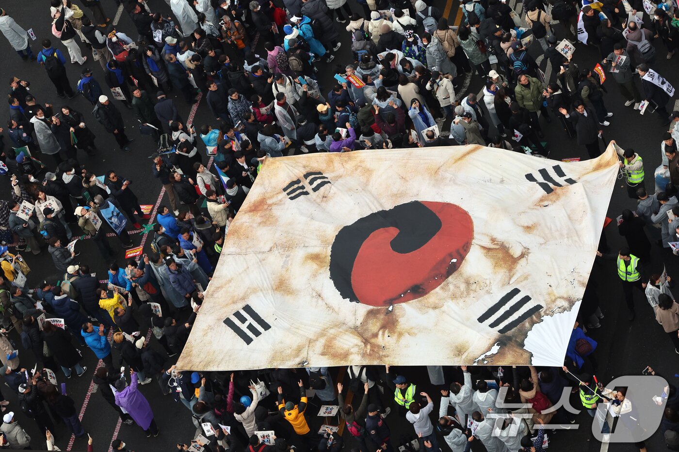 본문 이미지 - 1일 오후 서울 종로구 안국동 사거리에서 야 5당 공동 '윤석열 파면 촉구 범국민대회'에서 참석자들이 대형 태극기 이동 퍼포먼스를 하고 있다. 2025.3.1/뉴스1 ⓒ News1 황기선 기자
