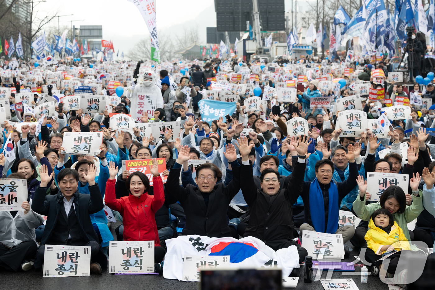 (서울=뉴스1) 이승배 기자 = 이재명 더불어민주당 대표를 비롯한 야5당 대표들이 1일 오후 서울 종로구 안국동 사거리에서 열린 야5당 공동 윤석열 파면 촉구 범국민대회에서 만세를 …