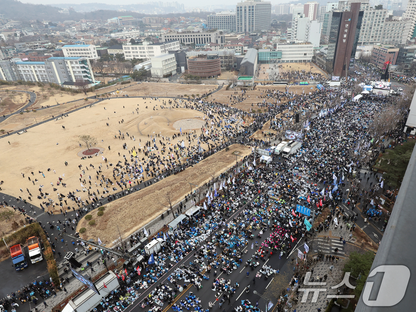 (서울=뉴스1) 황기선 기자 = 1일 오후 서울 종로구 안국동 사거리에서 야 5당 공동 '윤석열 파면 촉구 범국민대회'가 열리고 있다. 2025.3.1/뉴스1