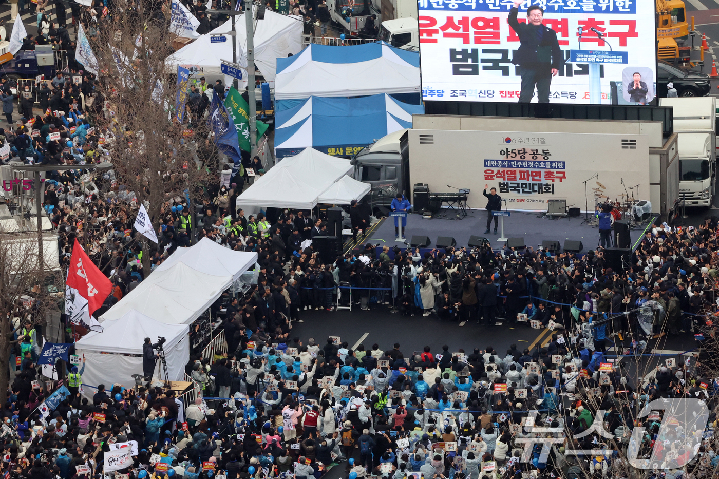 (서울=뉴스1) 황기선 기자 = 이재명 더불어민주당 대표가 1일 오후 서울 종로구 안국동 사거리에서 야 5당 공동 '윤석열 파면 촉구 범국민대회'에서 발언 전 인사를 하고 있다. …