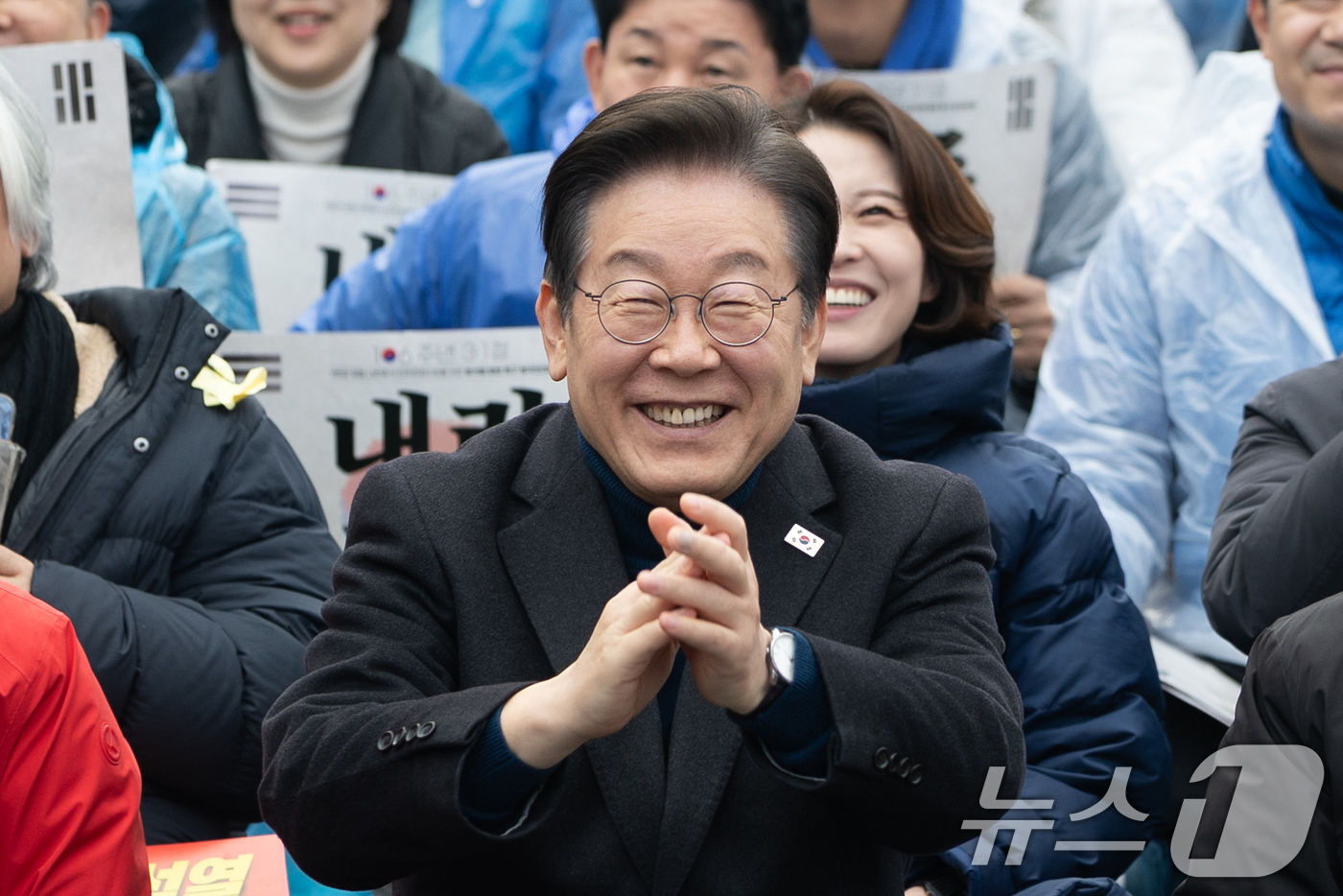 (서울=뉴스1) 이승배 기자 = 이재명 더불어민주당 대표가 1일 오후 서울 종로구 안국동 사거리에서 열린 야5당 공동 윤석열 파면 촉구 범국민대회에서 박수치고 있다. 2025.3. …
