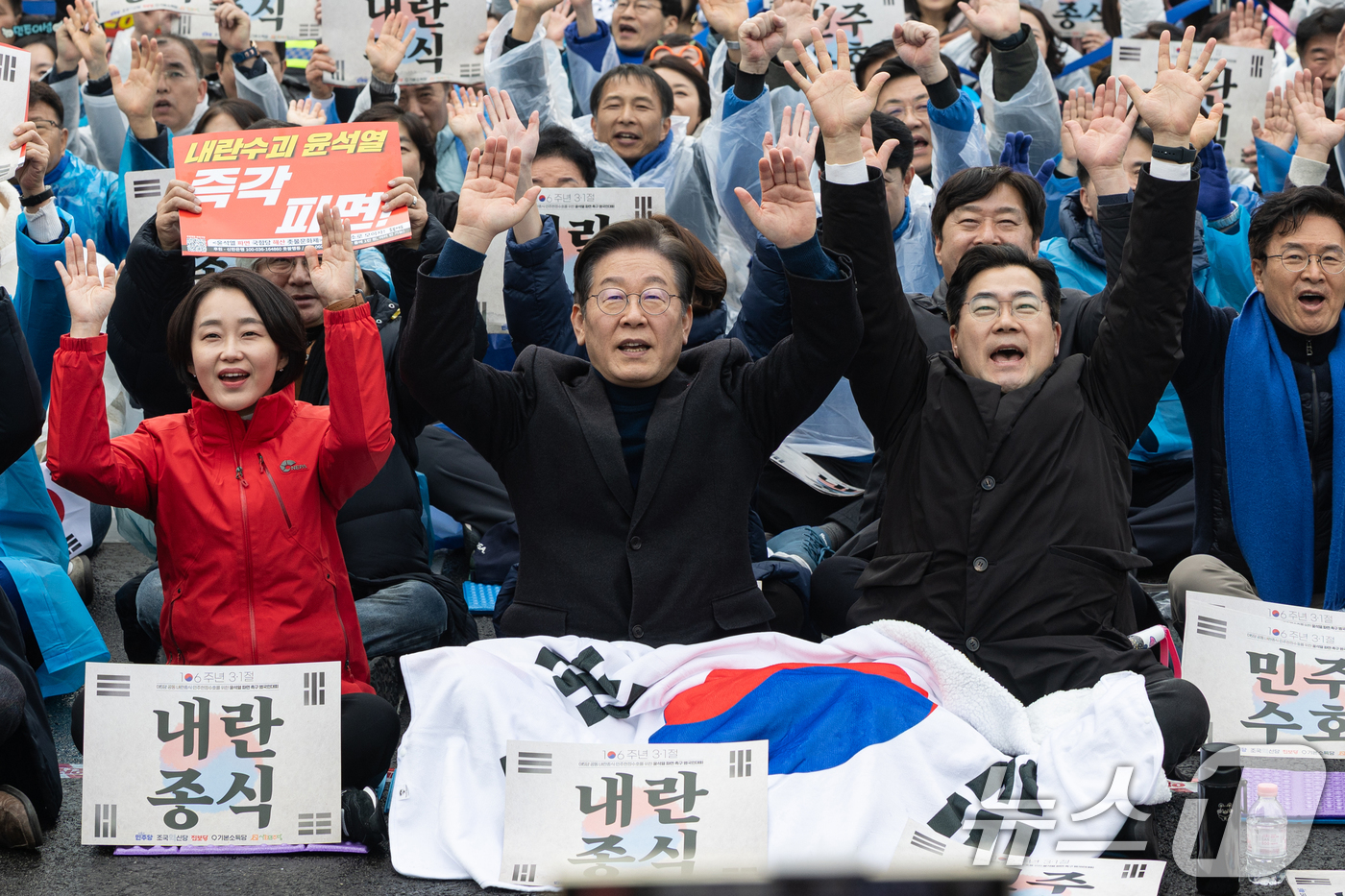 (서울=뉴스1) 이승배 기자 = 이재명 더불어민주당 대표가 1일 오후 서울 종로구 안국동 사거리에서 열린 야5당 공동 윤석열 파면 촉구 범국민대회에서 만세를 외치고 있다. 2025 …