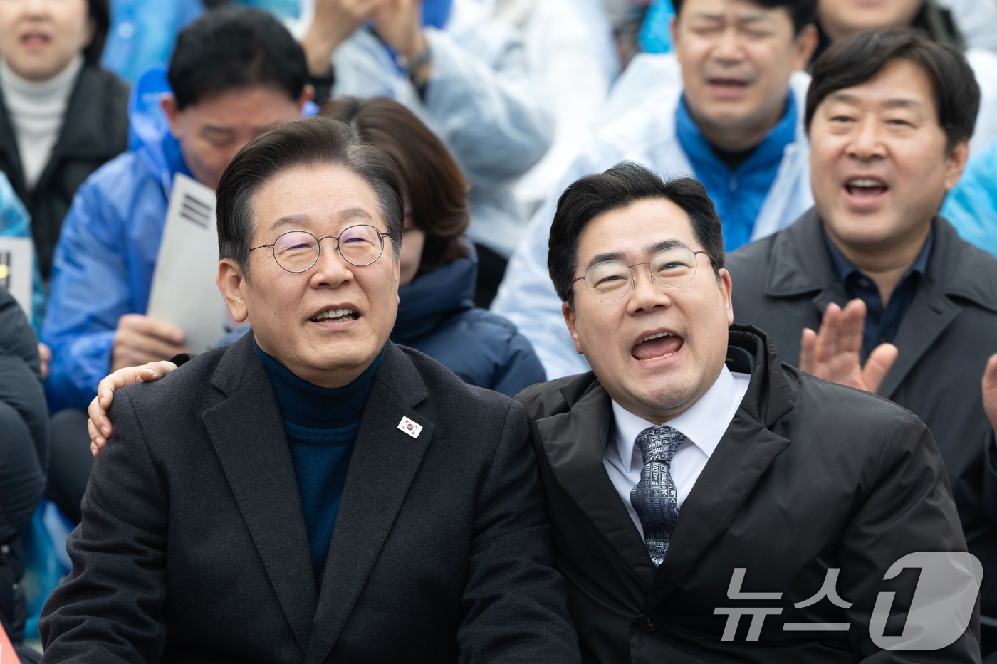 (서울=뉴스1) 이승배 기자 = 이재명 더불어민주당 대표와 박찬대 원내대표가 1일 오후 서울 종로구 안국동 사거리에서 열린 야5당 공동 윤석열 파면 촉구 범국민대회에서 어깨동무하고 …