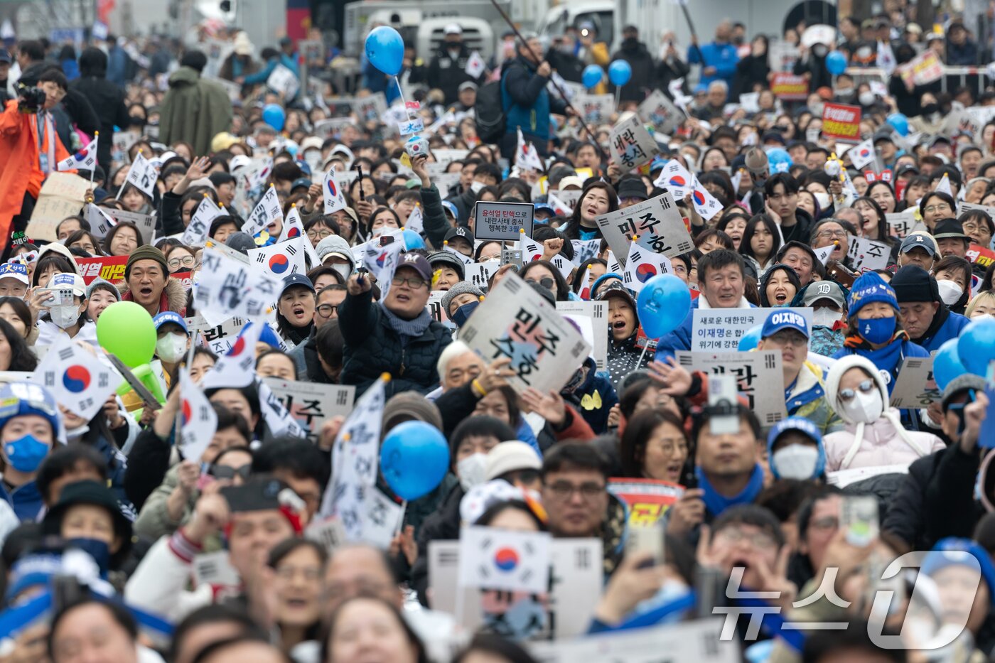 본문 이미지 - 1일 오후 서울 종로구 안국동 사거리에서 열린 야5당 공동 윤석열 파면 촉구 범국민대회에서 참가자들이 윤석열 대통령 탄핵을 촉구하고 있다. 2025.3.1/뉴스1 ⓒ News1 이승배 기자