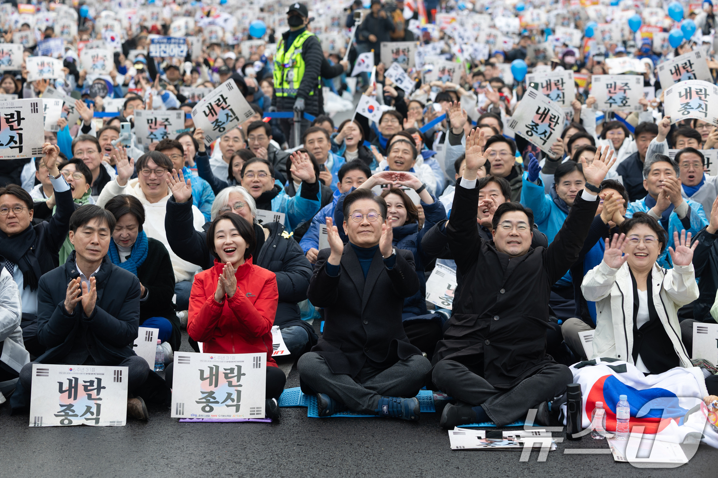 (서울=뉴스1) 이승배 기자 = 이재명 더불어민주당 대표를 비롯한 야5당 대표들이 1일 오후 서울 종로구 안국동 사거리에서 열린 야5당 공동 윤석열 파면 촉구 범국민대회에서 환호하 …
