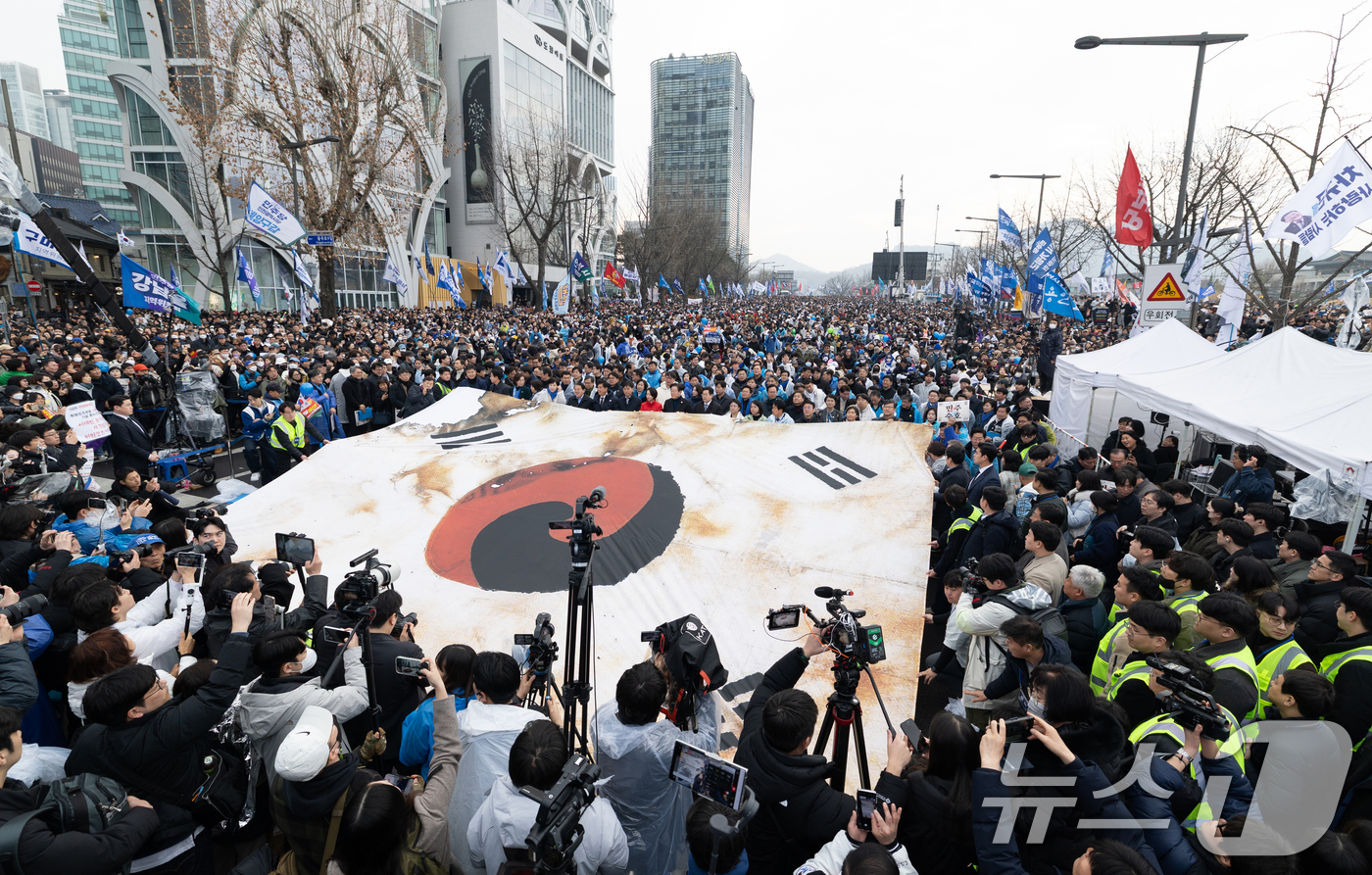 (서울=뉴스1) 이승배 기자 = 이재명 더불어민주당 대표를 비롯한 야5당 대표들이 1일 오후 서울 종로구 안국동 사거리에서 열린 야5당 공동 윤석열 파면 촉구 범국민대회에서 대형 …