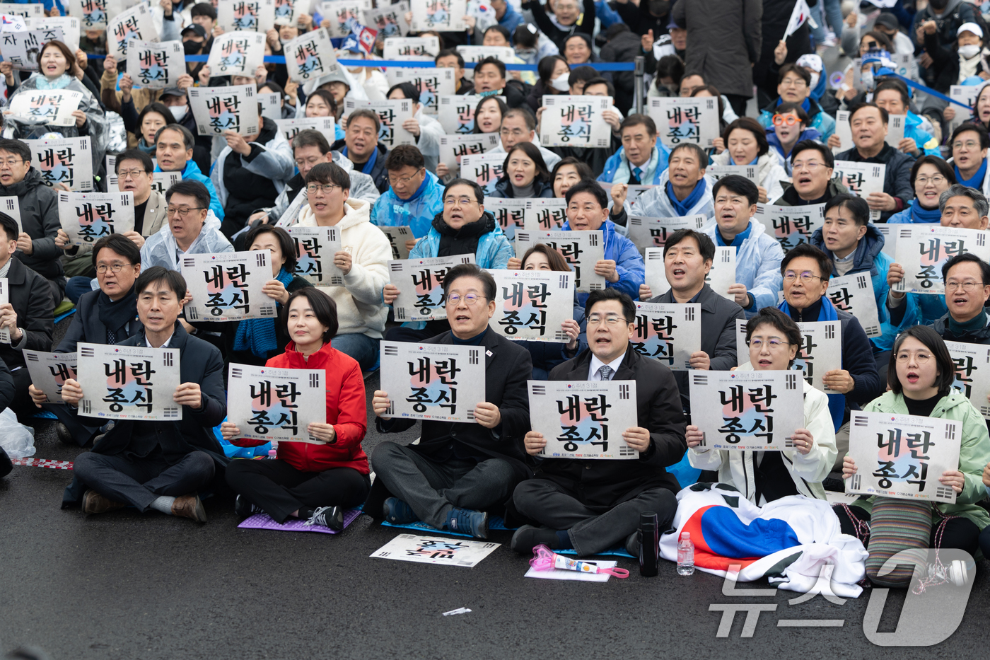 (서울=뉴스1) 이승배 기자 = 이재명 더불어민주당 대표를 비롯한 야5당 대표들이 1일 오후 서울 종로구 안국동 사거리에서 열린 야5당 공동 윤석열 파면 촉구 범국민대회에서 윤석열 …