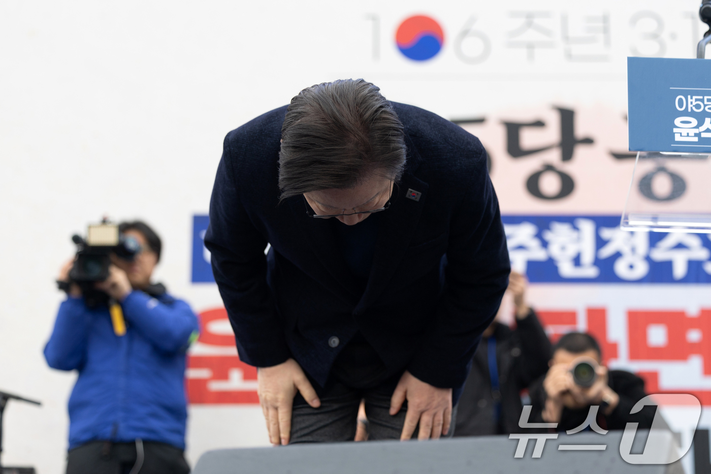 (서울=뉴스1) 이승배 기자 = 이재명 더불어민주당 대표가 1일 오후 서울 종로구 안국동 사거리에서 열린 야5당 공동 윤석열 파면 촉구 범국민대회에서 연설을 마치고 인사하고 있다. …