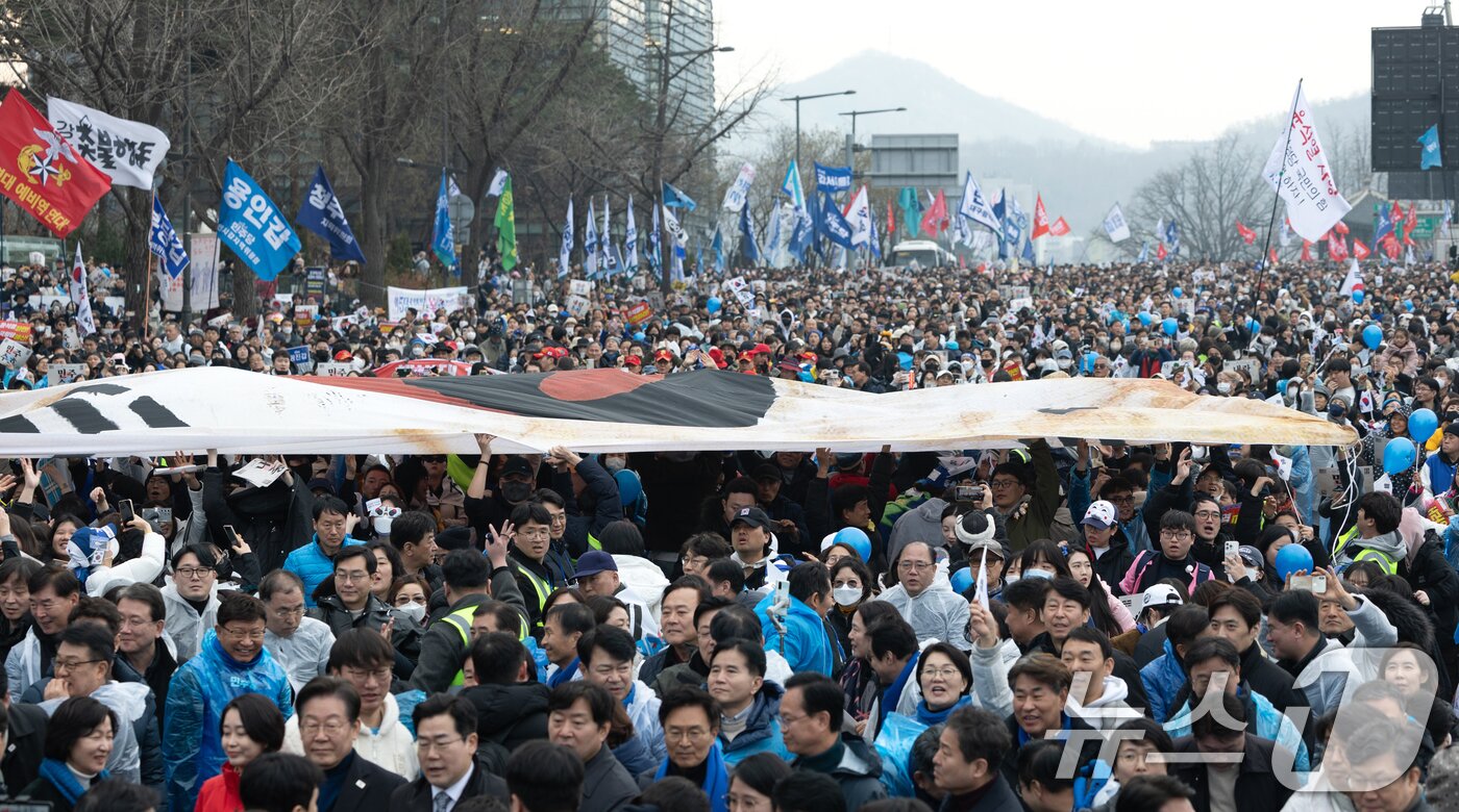 본문 이미지 - 1일 오후 서울 종로구 안국동 사거리에서 열린 야5당 공동 윤석열 파면 촉구 범국민대회에서 참가자들이 윤석열 대통령 탄핵을 촉구하며 대형 태극기를 뒤로 넘기고 있다. 2025.3.1/뉴스1 ⓒ News1 이승배 기자