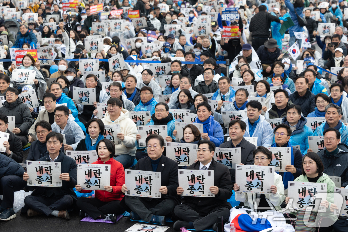 (서울=뉴스1) 이승배 기자 = 이재명 더불어민주당 대표를 비롯한 야5당 대표들이 1일 오후 서울 종로구 안국동 사거리에서 열린 야5당 공동 윤석열 파면 촉구 범국민대회에서 윤석열 …