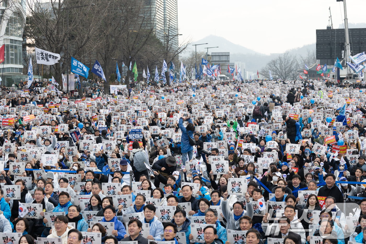 (서울=뉴스1) 이승배 기자 = 1일 오후 서울 종로구 안국동 사거리에서 열린 야5당 공동 윤석열 파면 촉구 범국민대회에서 참가자들이 윤석열 대통령 탄핵을 촉구하고 있다. 2025 …