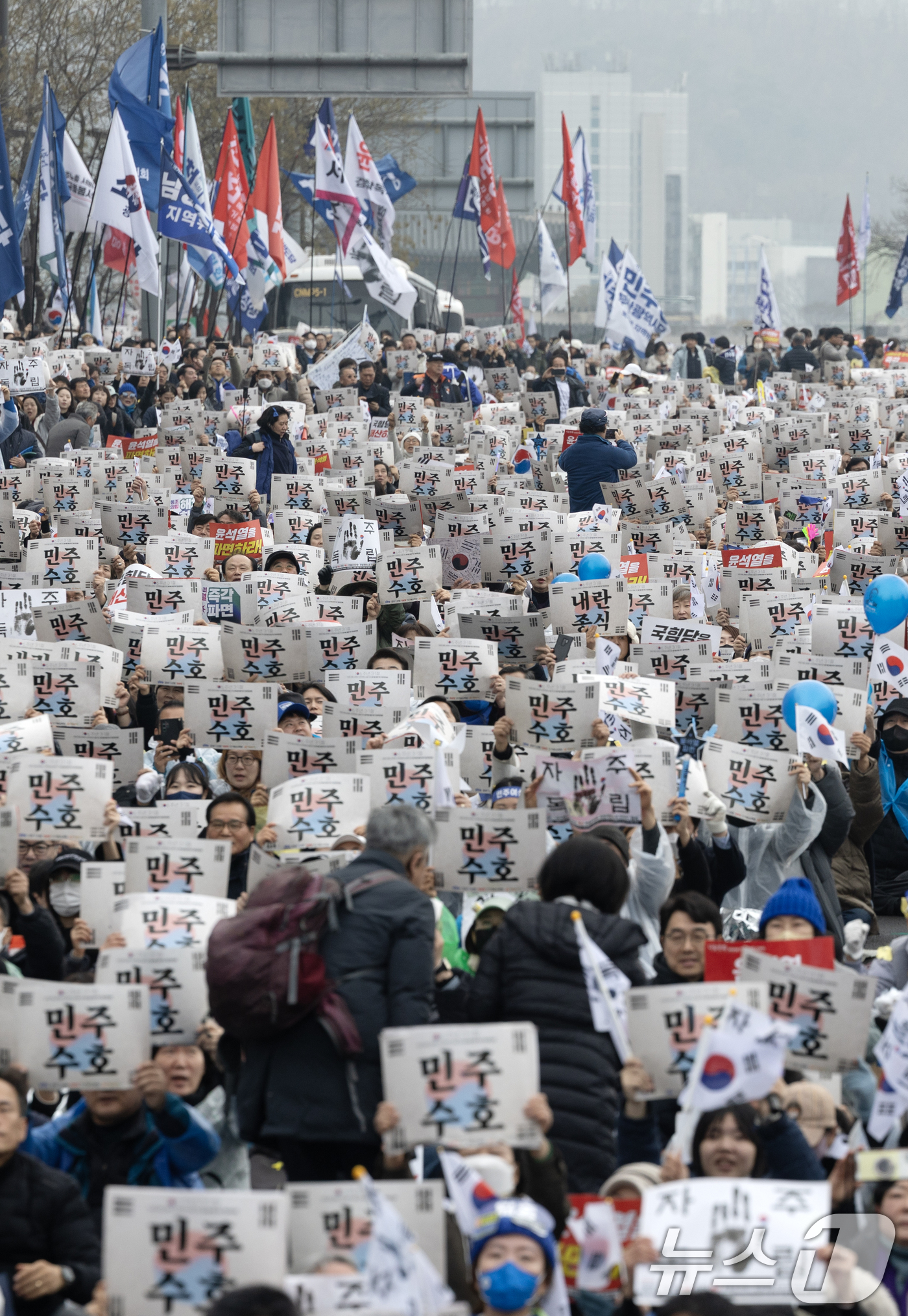 (서울=뉴스1) 이승배 기자 = 1일 오후 서울 종로구 안국동 사거리에서 열린 야5당 공동 윤석열 파면 촉구 범국민대회에서 참가자들이 윤석열 대통령 탄핵을 촉구하고 있다. 2025 …
