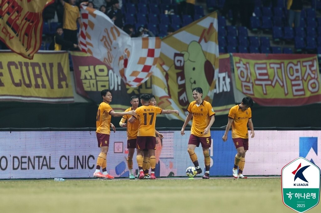본문 이미지 - 올 시즌 첫승을 신고한 광주FC. (한국프로축구연맹 제공)