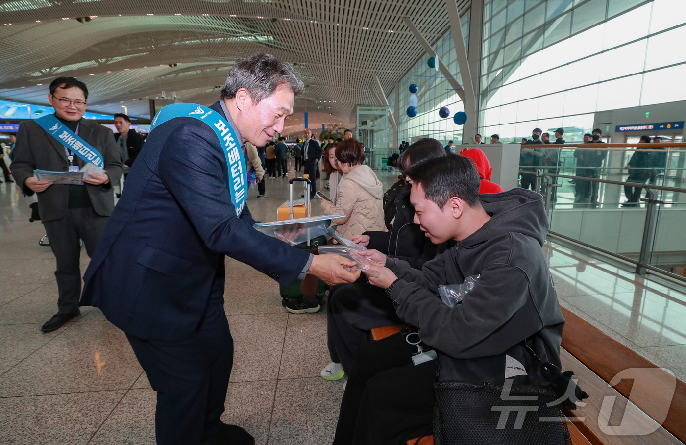 (서울=뉴스1) = 이학재 인천국제공항공사 사장이 1일 인천국제공항에서 열린 보조배터리 기내반입절차 안내 캠페인'을 진행하고 있다.  (인천국제공항공사 제공. 재판매 및 DB 금지 …