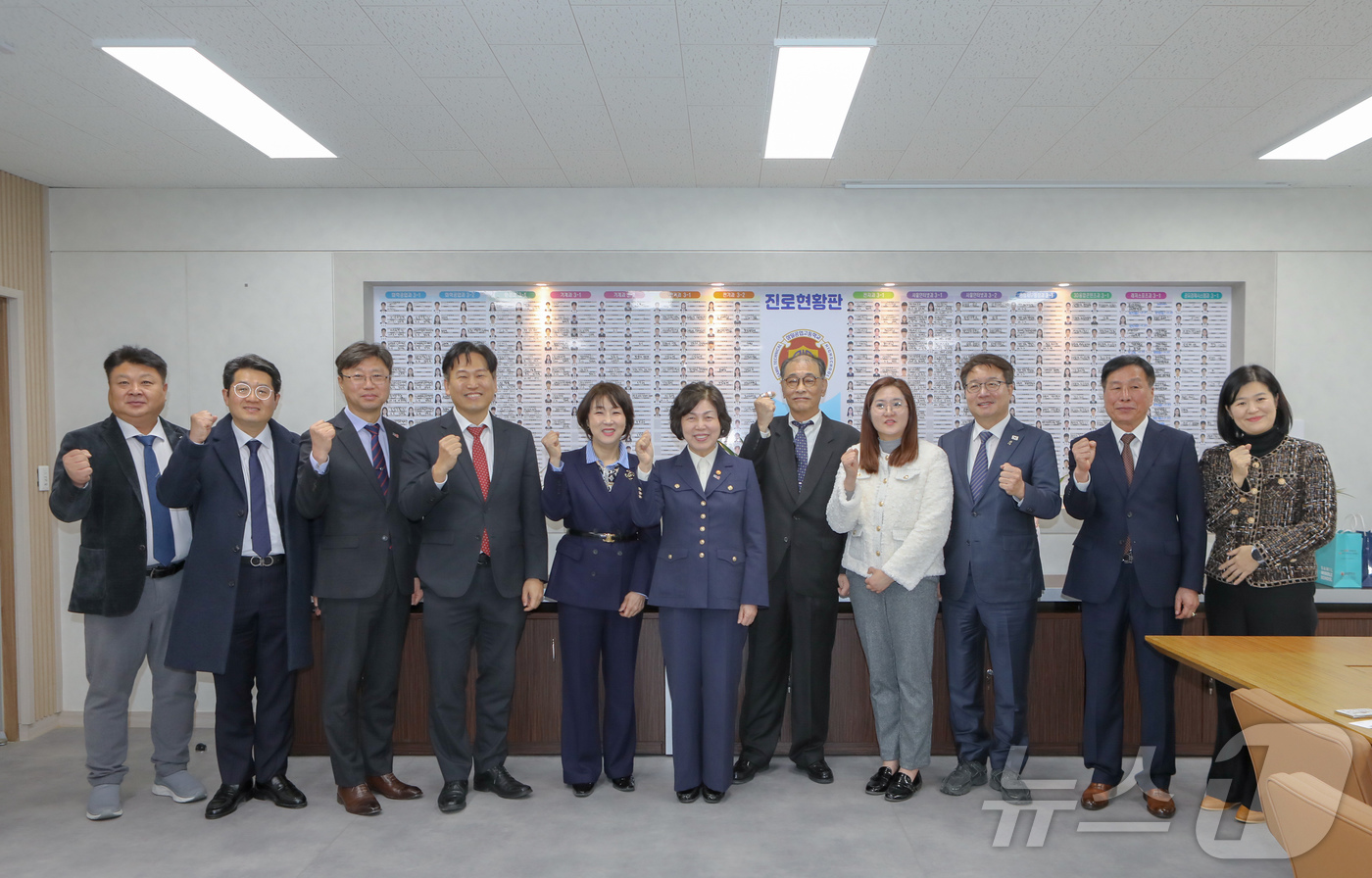 (서울=뉴스1) = 강정애 국가보훈부 장관이 1일 오후 경기도 수원시 삼일공업고등학교에서 열린 제106주년 3·1절 기념 2025학년도 입학식에서 기념촬영을 하고 있다. 삼일학당을 …