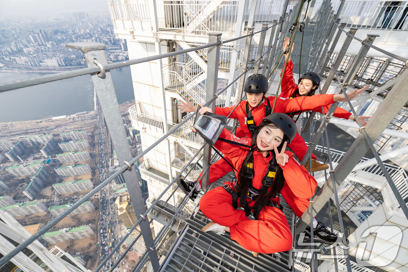 (서울=뉴스1) = 서울스카이는 오는 11월 30일까지 2025시즌 ‘스카이브릿지’ 투어를 운영한다고 10일 밝혔다.‘스카이브릿지’는 서울 하늘을 가장 가까이서 즐길 수 있는 54 …