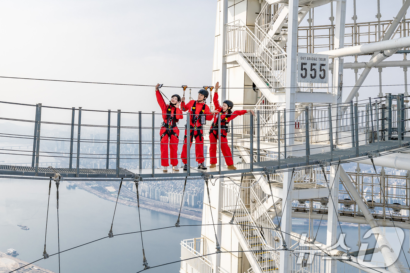 (서울=뉴스1) = 서울스카이는 오는 11월 30일까지 2025시즌 ‘스카이브릿지’ 투어를 운영한다고 10일 밝혔다.‘스카이브릿지’는 서울 하늘을 가장 가까이서 즐길 수 있는 54 …